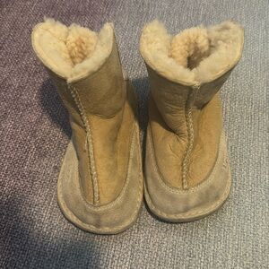 UGGs Baby Girl Tan Size L 18-24 months